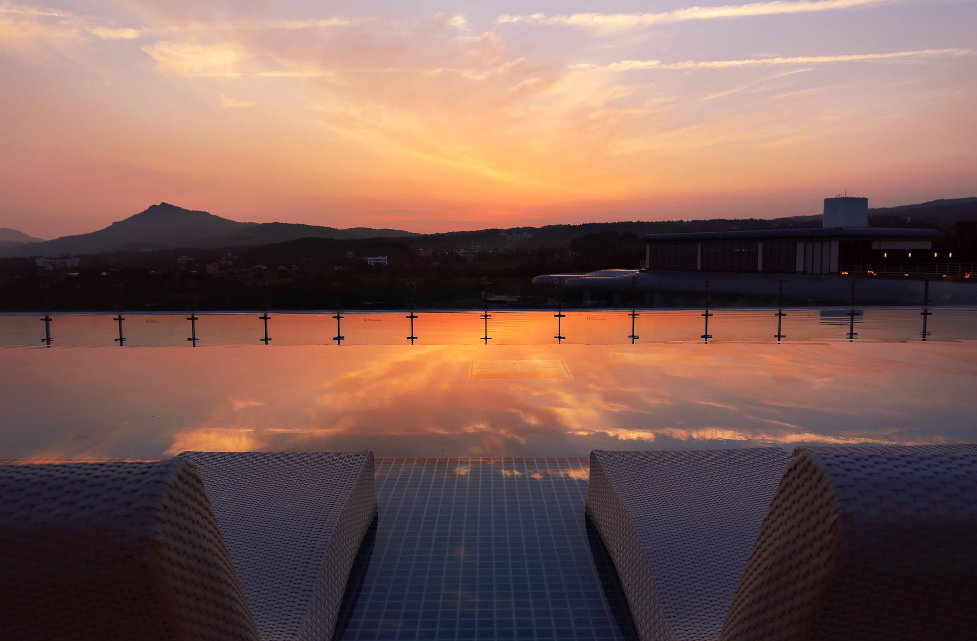 Kensington Jeju Hotel Dış mekan fotoğraf The Sunken Garden