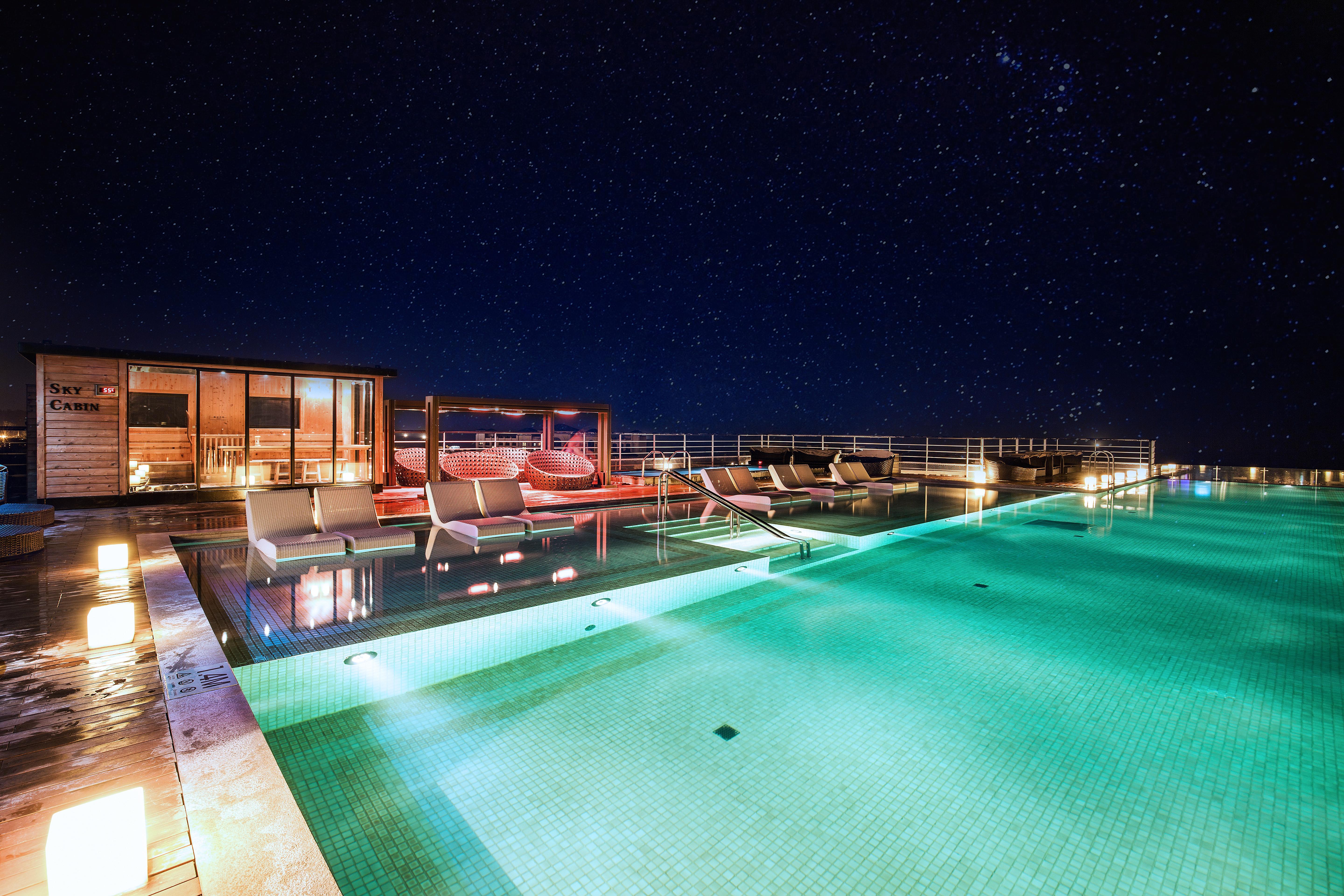 Kensington Jeju Hotel Dış mekan fotoğraf The rooftop pool at the hotel