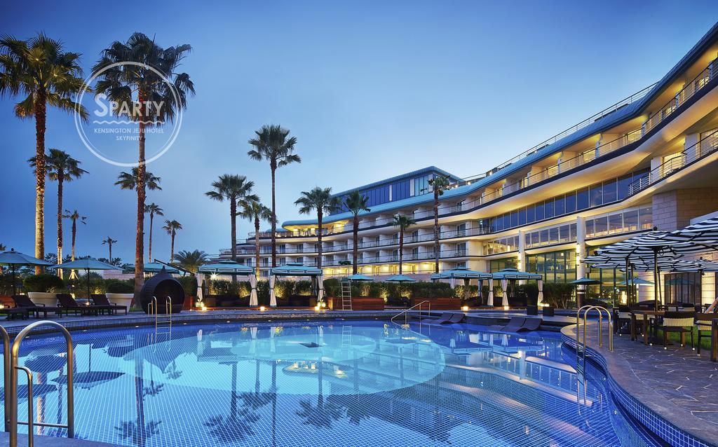 Kensington Jeju Hotel Dış mekan fotoğraf The pool at the Sheraton Jumeirah Hotel