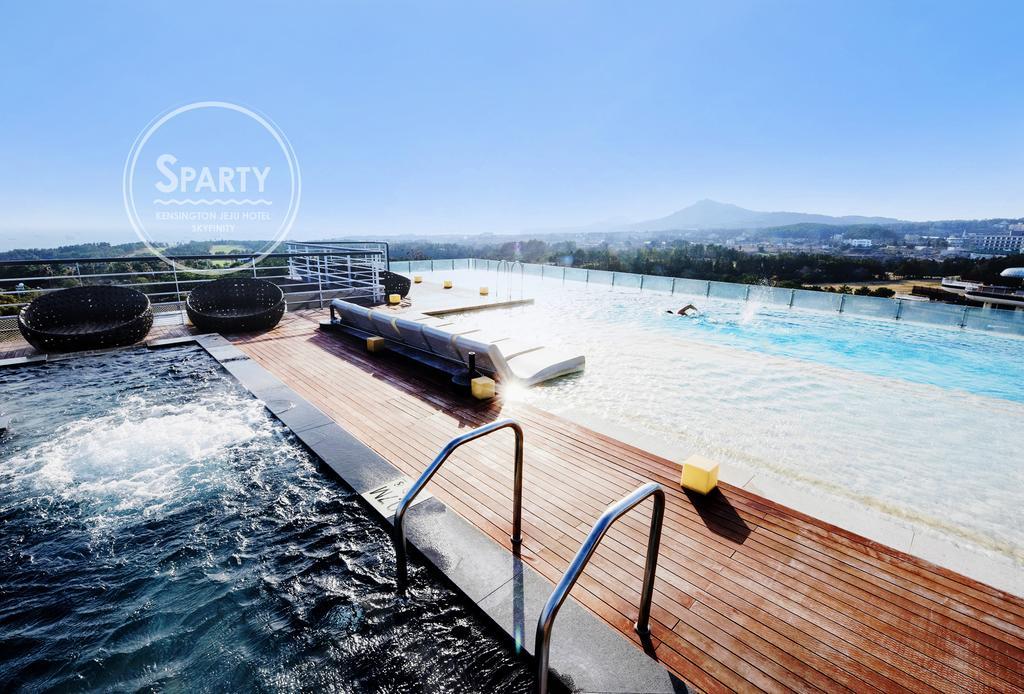 Kensington Jeju Hotel Dış mekan fotoğraf The pool at the top of the hotel