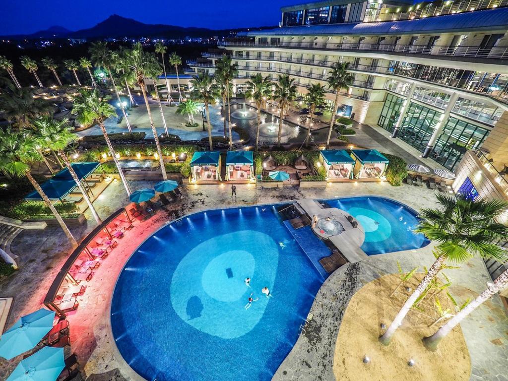 Kensington Jeju Hotel Dış mekan fotoğraf The swimming pool at the hotel
