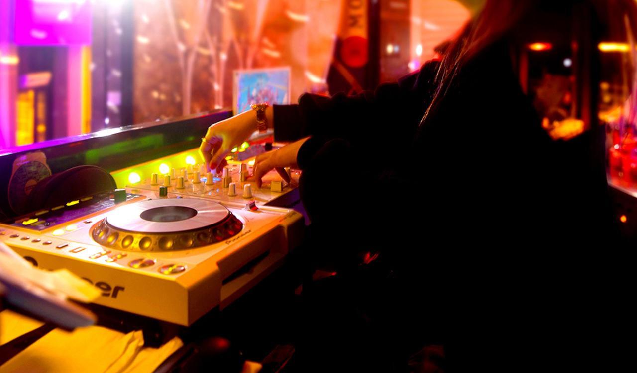 Kensington Jeju Hotel Dış mekan fotoğraf A DJ at work